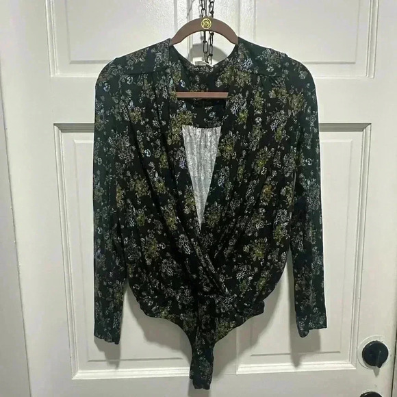Free People Printed Turnt Bodysuit Plunge V-Neck Black Size Medium NWOT - Picture 4 of 7